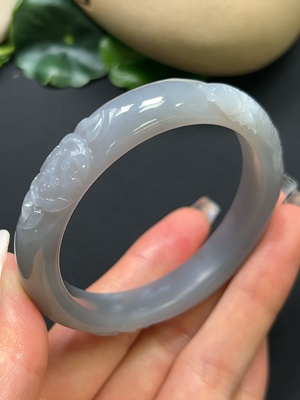 H45454722 和田玉雕花手镯 圈口52mm 总重约39.88g