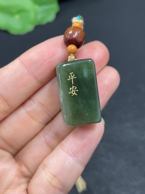 H42962221 和田玉挂件       货品总重约（含绳）14.5g
