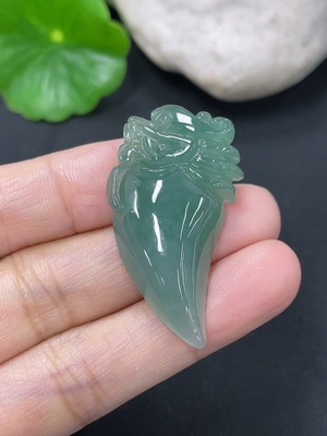F42964119 翡翠挂件龙牙 货品总约重8.84g