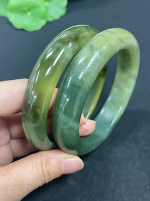 H41872441 岫玉（蛇纹石玉）正圈手镯    圈口62.8/60.5    货品总重约121g    含其他矿物成份