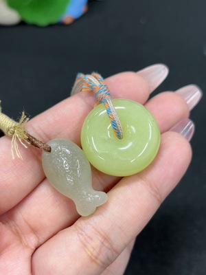H46587218 和田玉挂件  货品总重约【含绳】22.4g