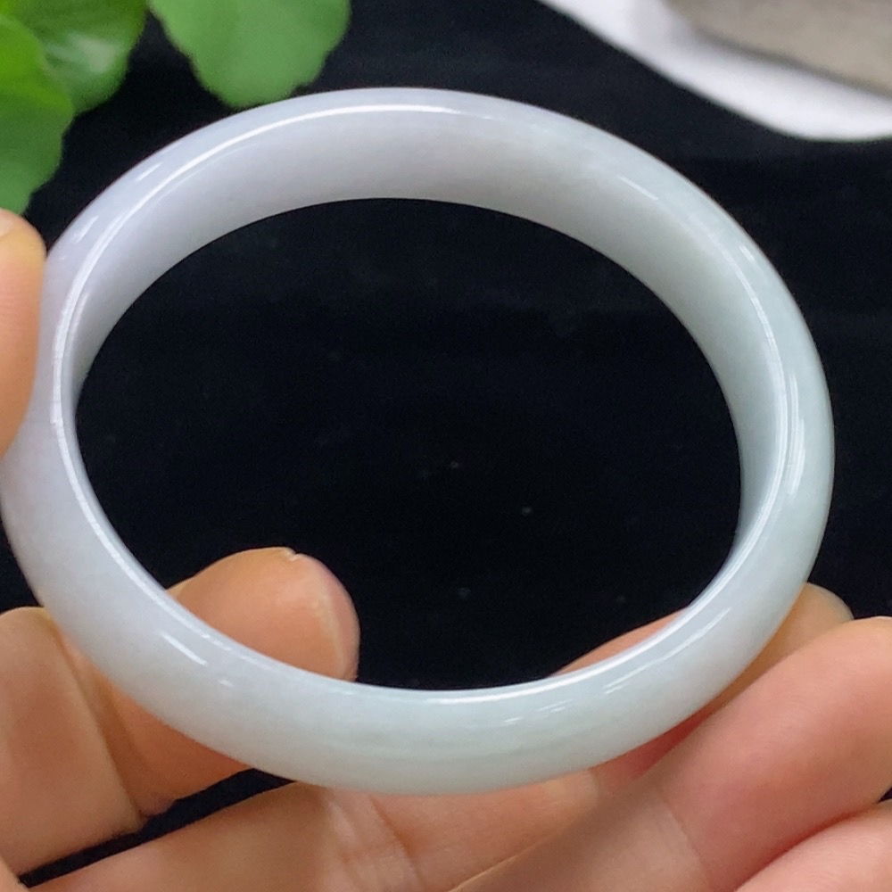 F33835074 Imperial Concubine Jadeite Bangle 55.3/49.6 loop size total weight approx. 38.14g