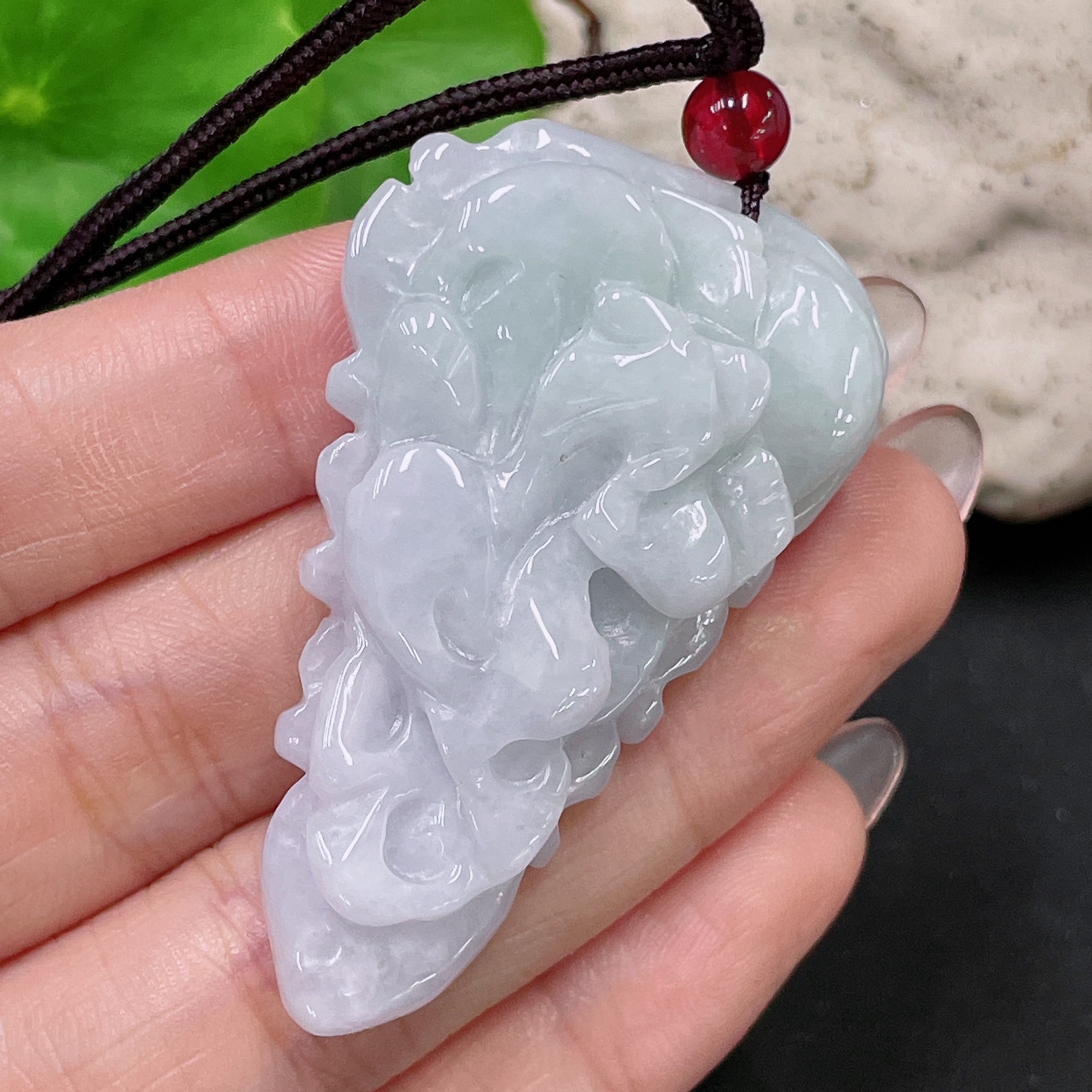 F34959219 jadeite pendant, total weight including string approx. 25.7g (with non-A beads)