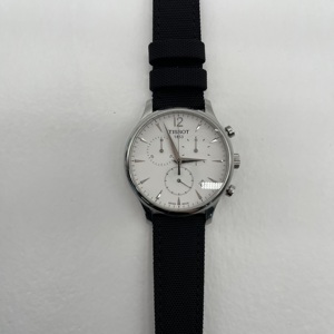 S43097653 8.5新 天梭TISSOT 天梭经典系列石英男表 42mm表径 后配表带表扣 整表划痕磕碰严重