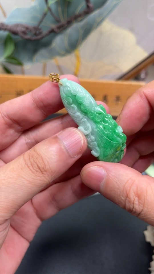 F32821188 Jadeite Cabbage Pendant with 18K Gold Clasp, Total Weight Approx. 21.7g