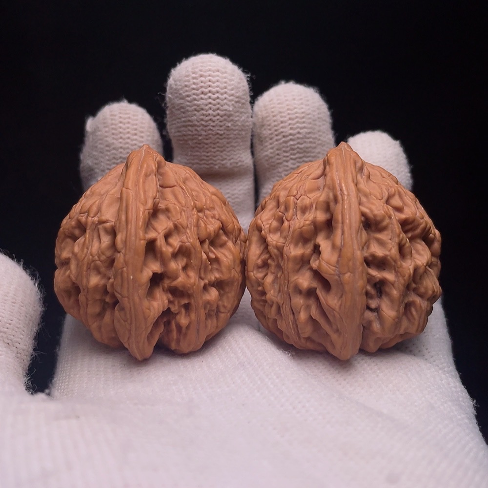 W33843108 Walnut Total weight about 37.8g Size about 38.9mm