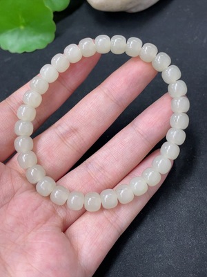 H42993540 和田玉手串   卡6.8mm左右   货品总重约16.6g