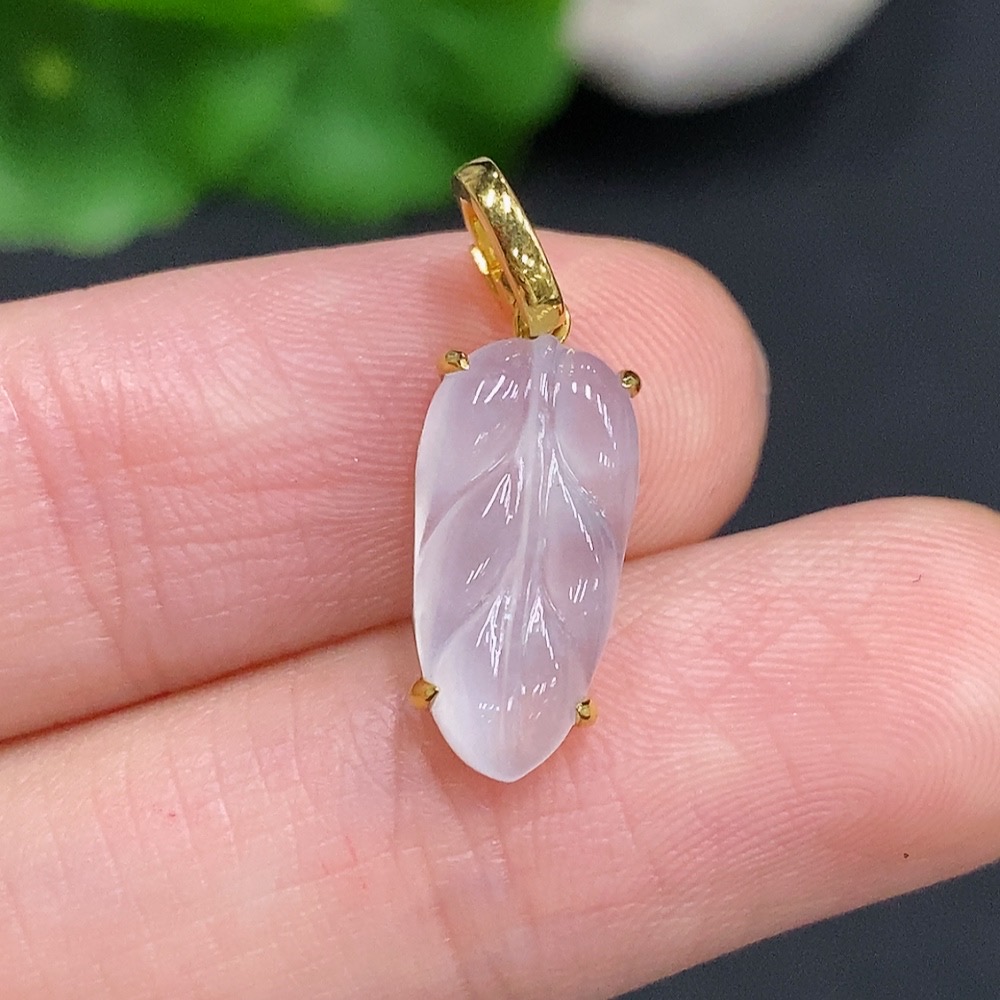 F32793300 Jadeite Leaf Pendant with 18K Gold Setting, Total Weight Approx. 1.4g