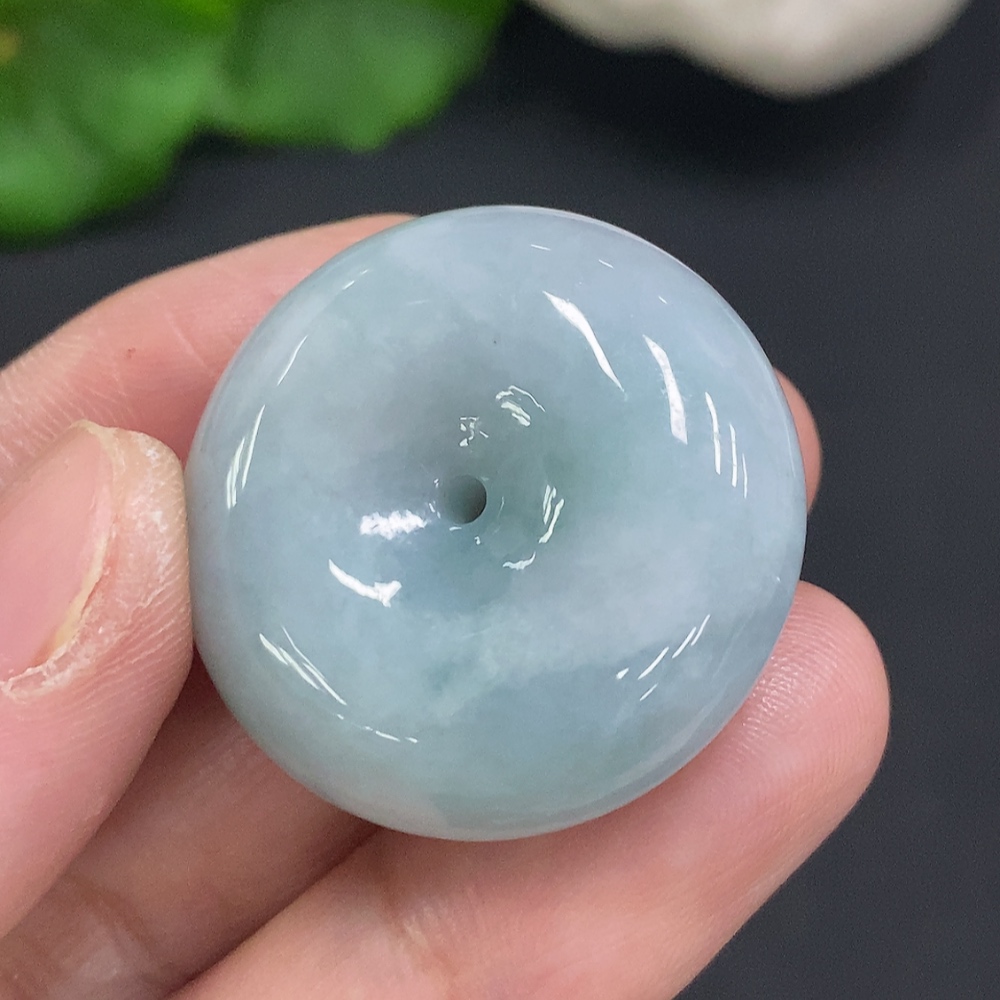 F34070550 Jadeite Peace Knot, total weight approximately 19.1 grams