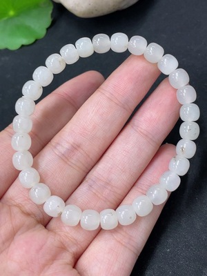 H46575075 和田玉手串  卡6.1mm左右   货品总重约12.5g 含其他矿物成分