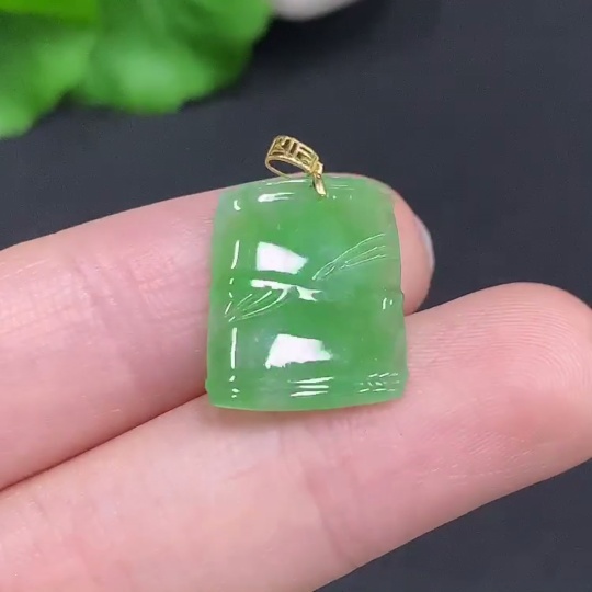 F32807302 Jadeite Pendant with Continuous Ascendancy Design 18k Gold Clasp Total Weight Approximately 1.2g