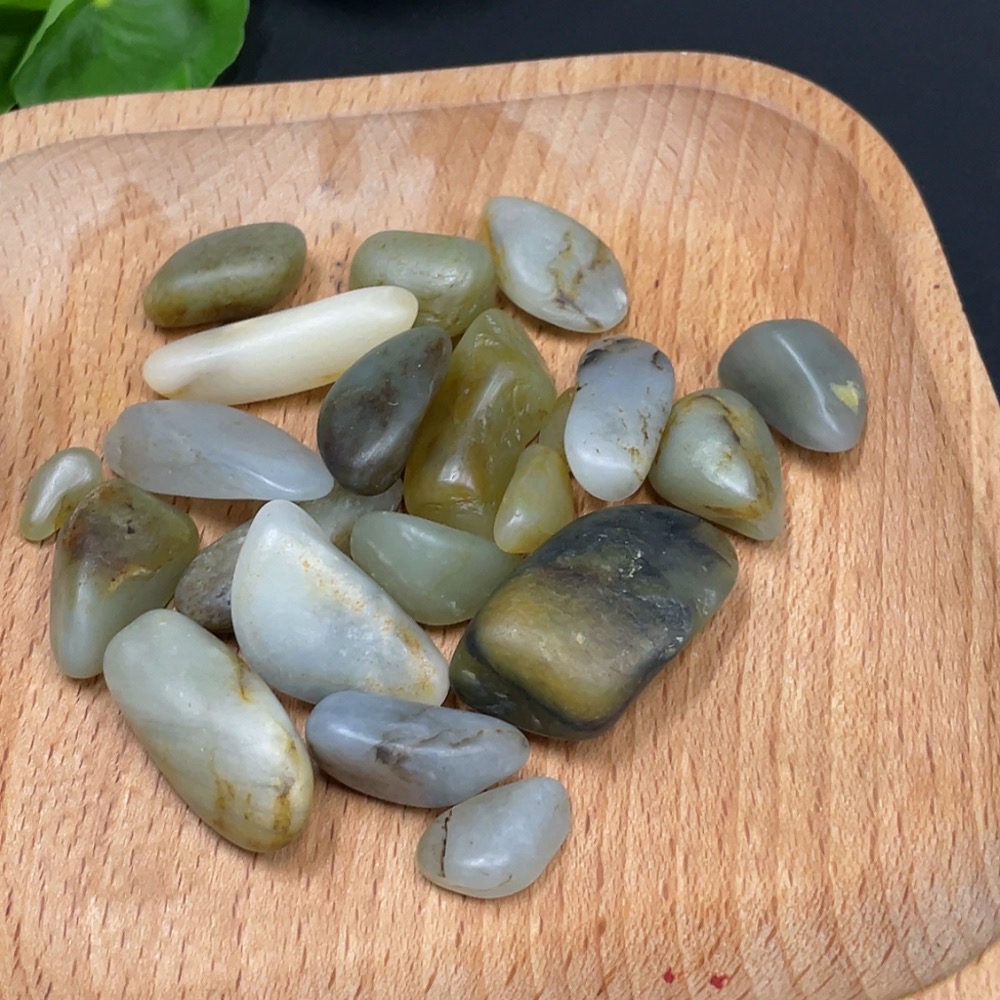H29324276 Hetian Jade, undetermined cause of skin color, containing other mineral components, total weight about 84g, sell as a lot