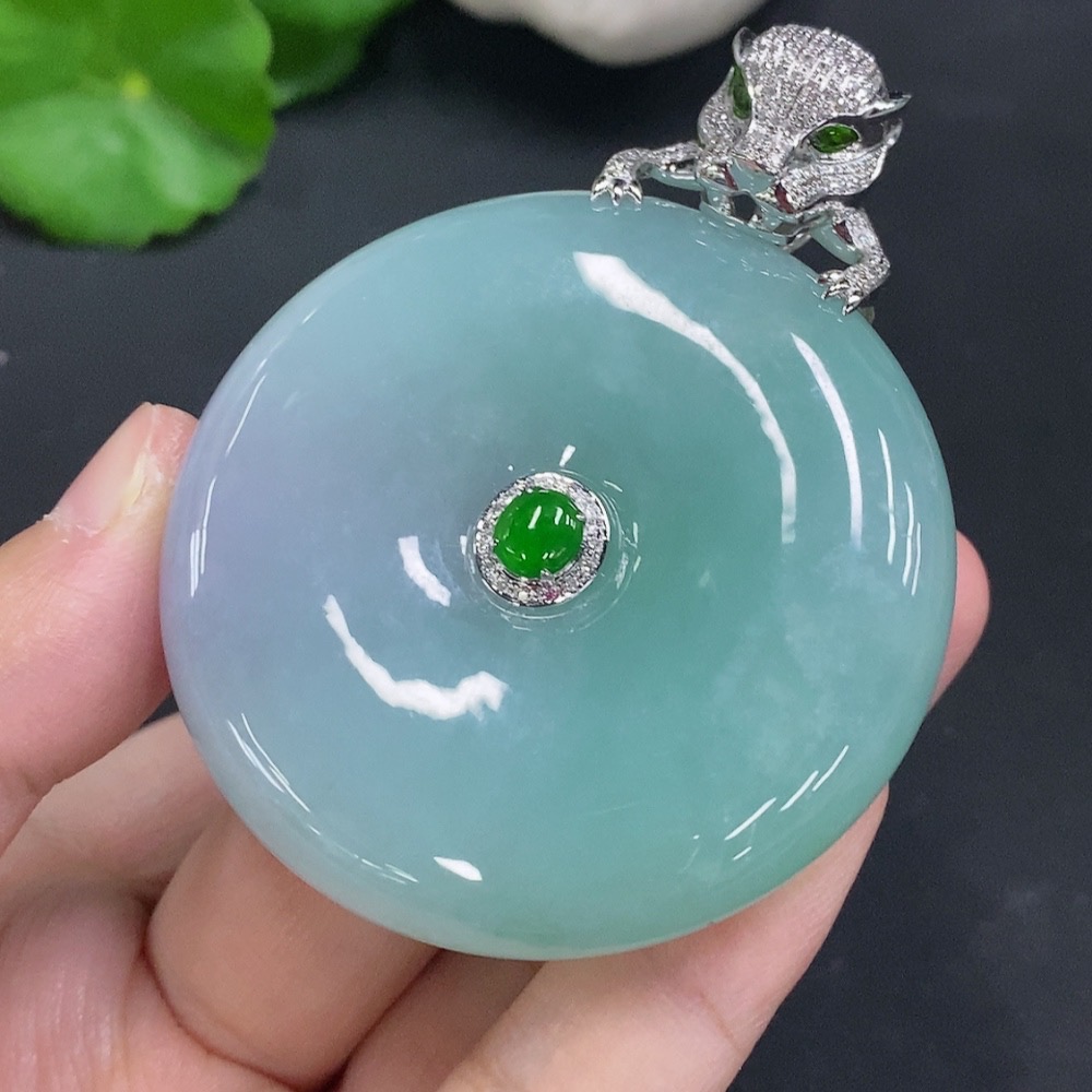 F23599394 Jadeite Peace Knot with 18K Gold, Total Weight Approx. 89.8g