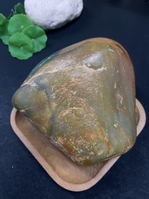 H46558922 和田玉    货品总重约1.62kg    皮色成因未定  含其他矿物成份