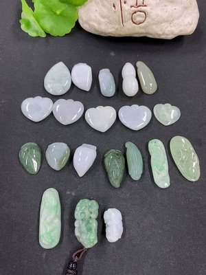 F46524660 翡翠挂件 一手走 含其他矿物质成分