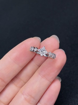 M43153129 钻石镶嵌戒指  18k金  8圈口  货品总重约1.97克  印记  D0.60ct