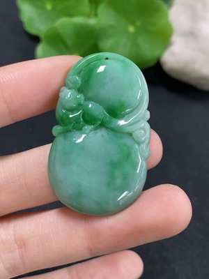 F46549954 翡翠葫芦挂件 货品总重约13.6g
