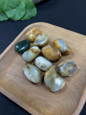 H46530876 和田玉       货品总重约130.9g    皮色成因未定   含其他矿物成份