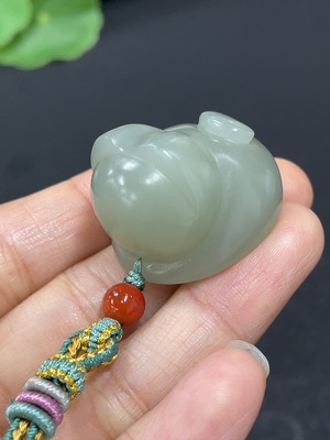 H46560185 和田玉挂件   猫    货品总重约（含绳）21.1g
