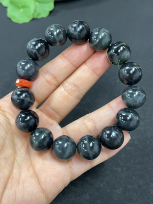 H42953994 和田玉手串    卡14mm左右    货品总重约66.7g   配珠非和田玉
