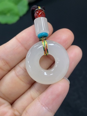 H46558917 和田玉挂件   甜甜圈    货品总重约（含绳）11.8g   配珠非和田玉