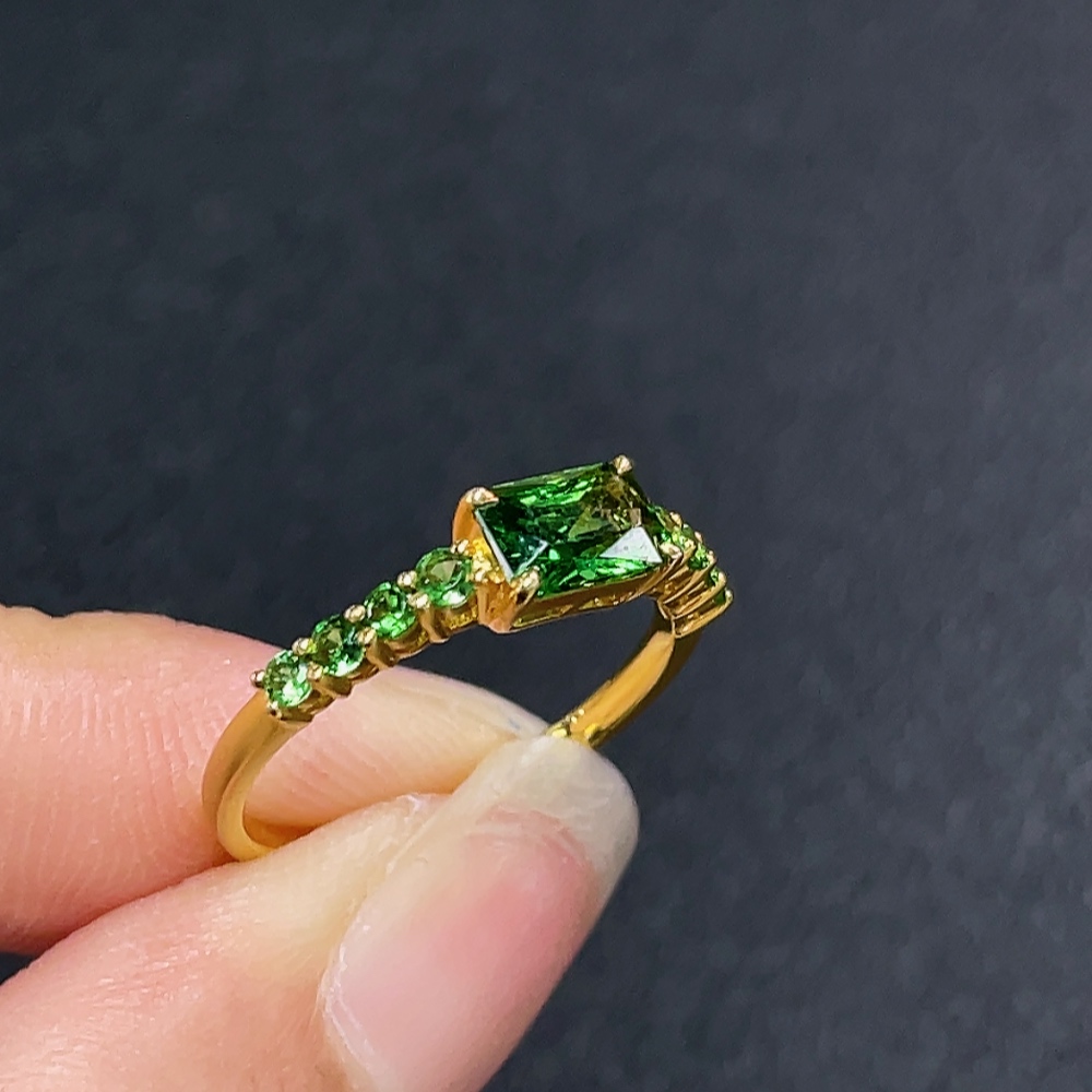 C33868987 18K Gold Garnet Ring Total Weight Approx. 2.24g Size 14.5
