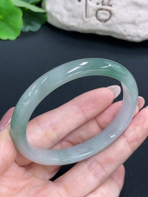 F42971025 翡翠贵妃手镯 货品总重约29.97g  圈口56.4/49.4