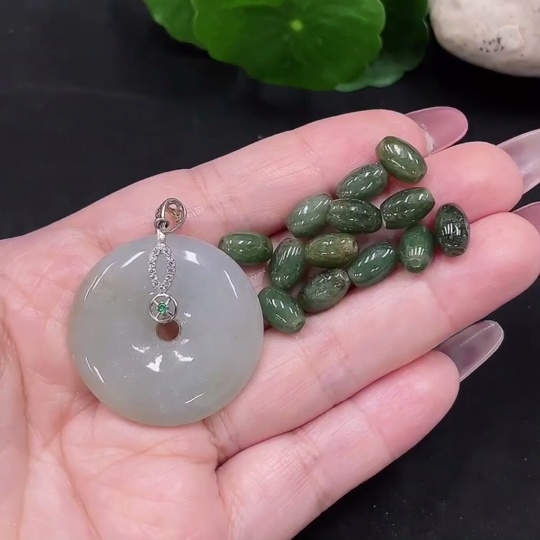 F34013534 Jadeite Pendant + Beads Sell as a Lot (Non-Gold Inlaid)