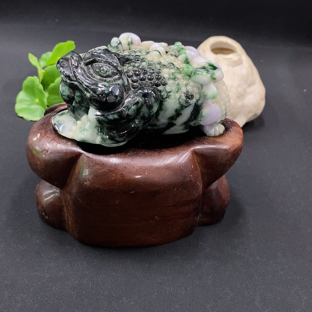 F35091647 Jadeite Gold Toad Ornament with Other Mineral Components, with Base, Total Weight Approximately 478.13g, Base Excluded