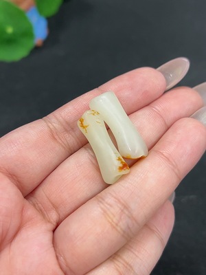 H41946174 和田玉挂件 货品总重约5.9g 皮色成因未定