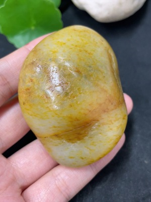 H43150382 和田玉 皮色成因未定 货品总重约134.4g