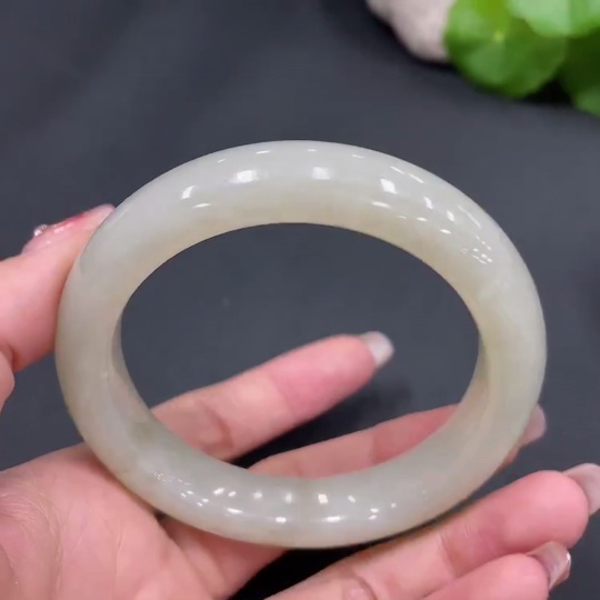 H24736019 Hetian Jade Round Bangle    Size 58.1    Approx. 68.8g