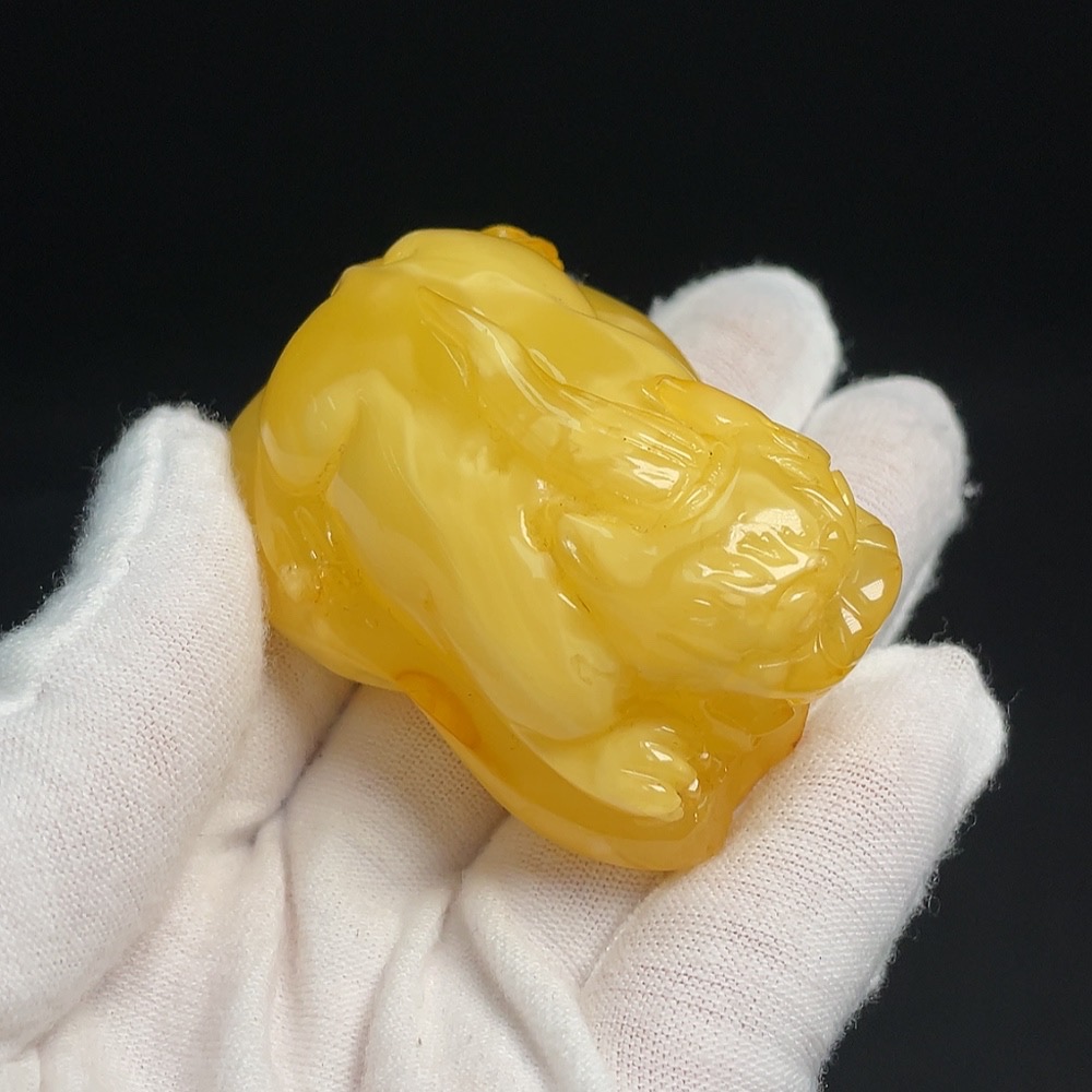 C24796921 Amber and beeswax pendant, total weight about 40.87g, with damage