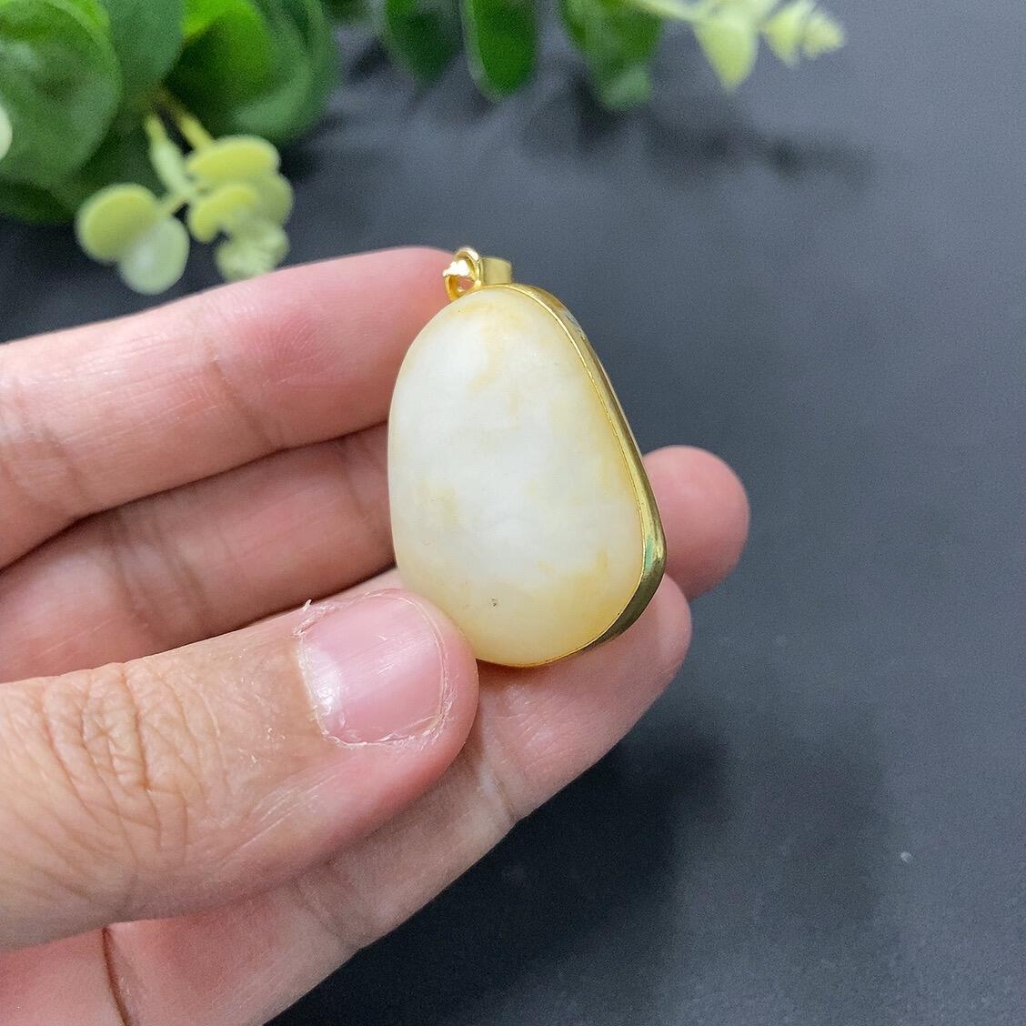 H05108685 Hetian Jade Pendant Total Weight 20g (Non-Gold Inlaid) (Color Origin Undetermined)