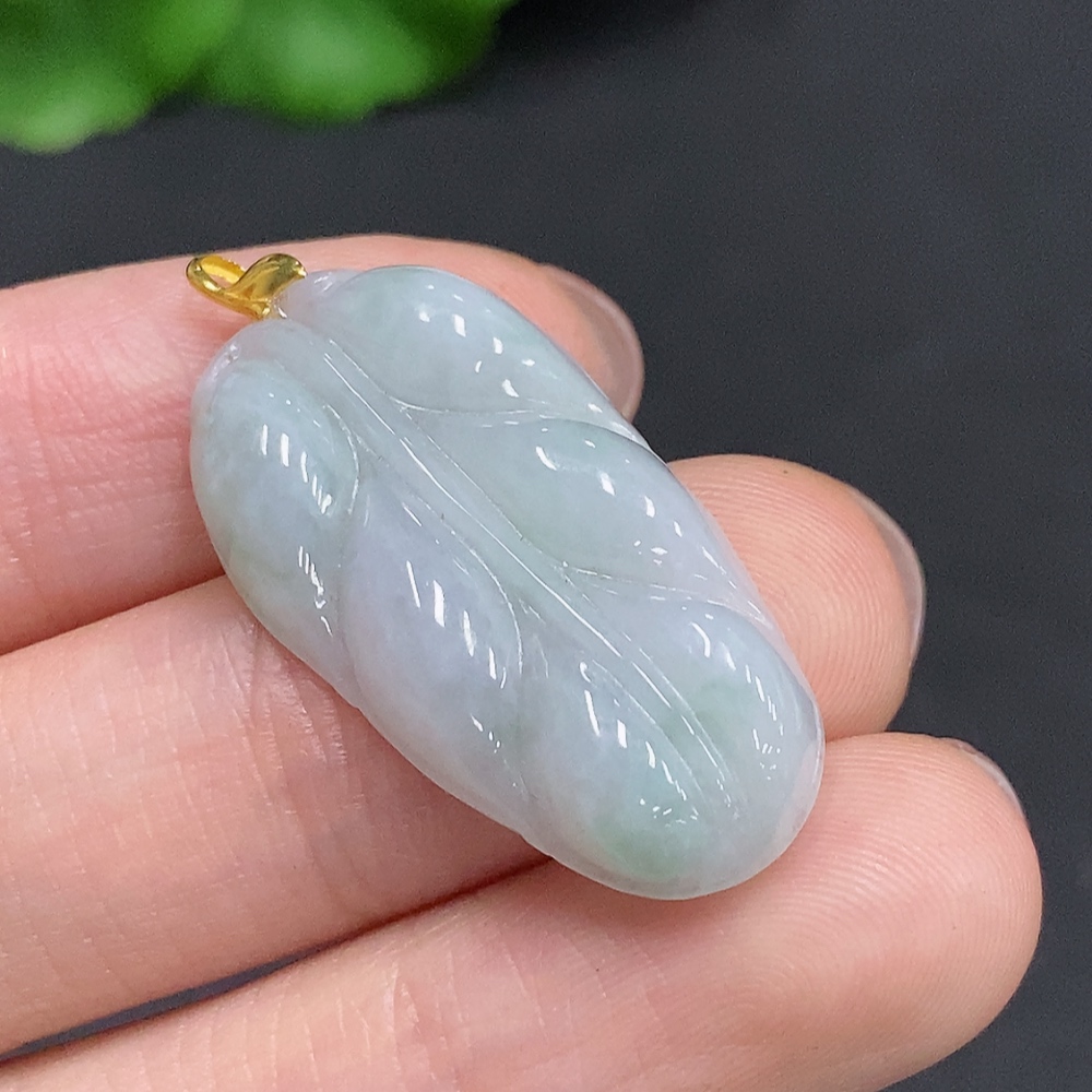 F35079623 Jadeite Leaf Pendant with 18K Gold Clasp, Total Weight Approximately 4.9g