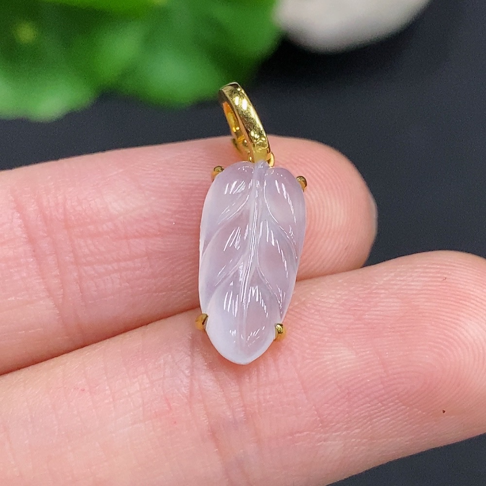 F32793300 Jadeite Leaf Pendant with 18K Gold Setting, Total Weight Approx. 1.4g