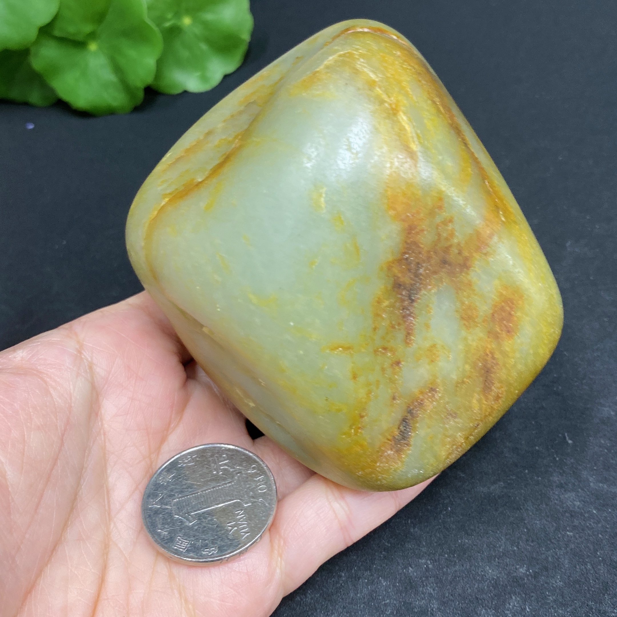 H33902743 Hetian Jade, undetermined origin of skin color, contains other mineral components, total weight approximately 497.7g
