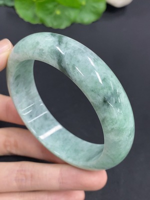 F41933738 翡翠正圈手镯 货品总重量约74.1克 圈口56