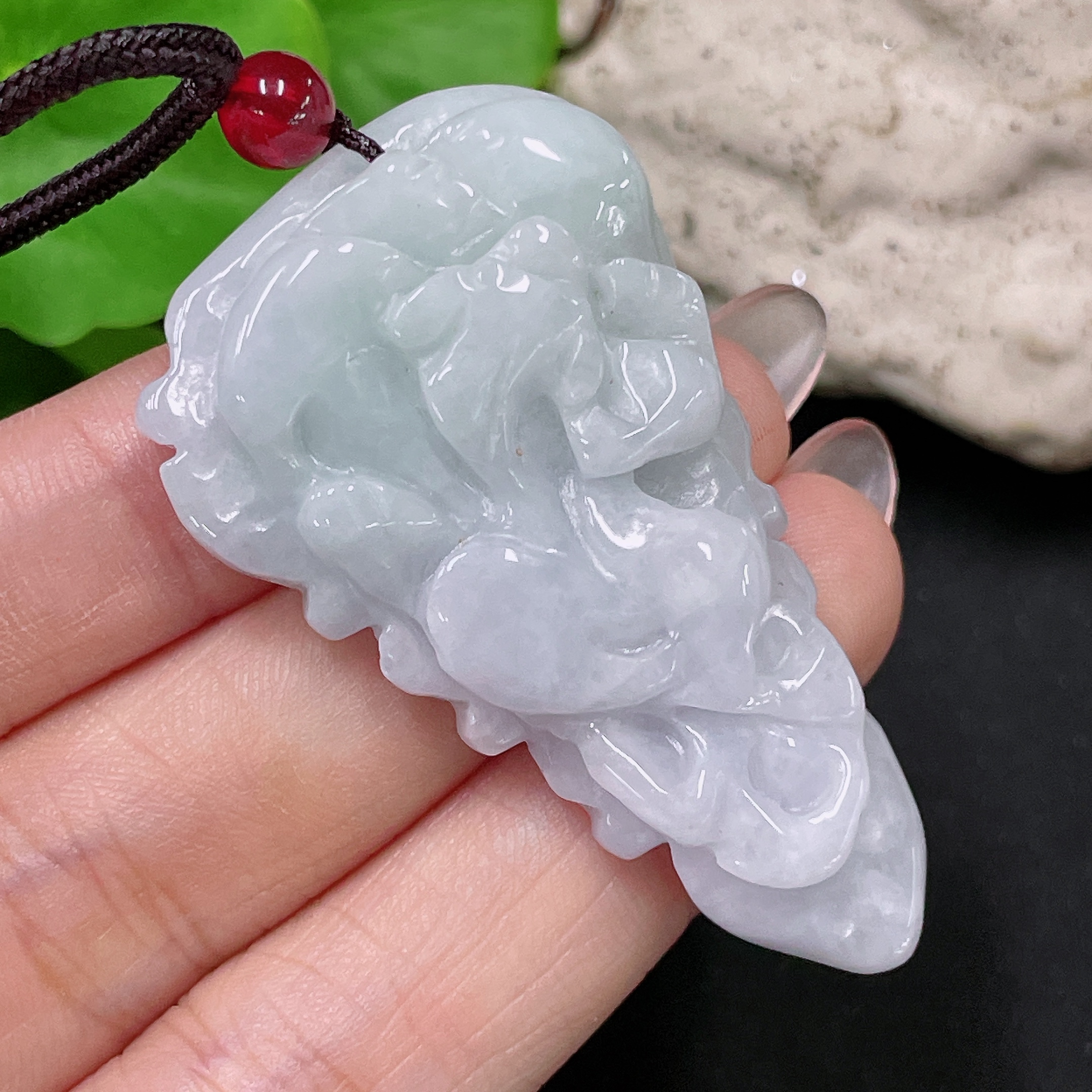 F34959219 jadeite pendant, total weight including string approx. 25.7g (with non-A beads)