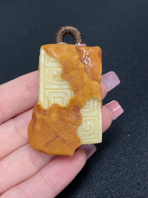 C41833358 琥珀蜜蜡挂件  非金镶  货品含绳重约18.33克