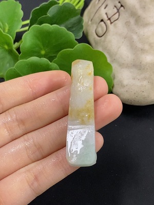 F39638136 翡翠挂件 毛货 货品总重约10.17g