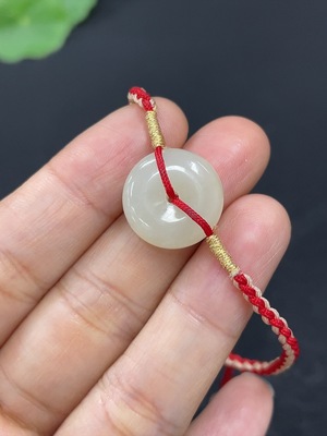 H43197729 和田玉手绳   货品总重约（含绳）4.4g