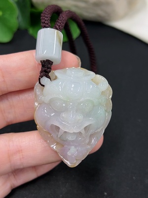 F43132537 翡翠挂件 货品总重约45.4克（含绳重）