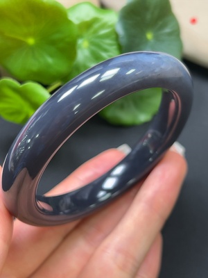 H43108463 和田玉正圈手镯 圈口55.8mm 总重约52g