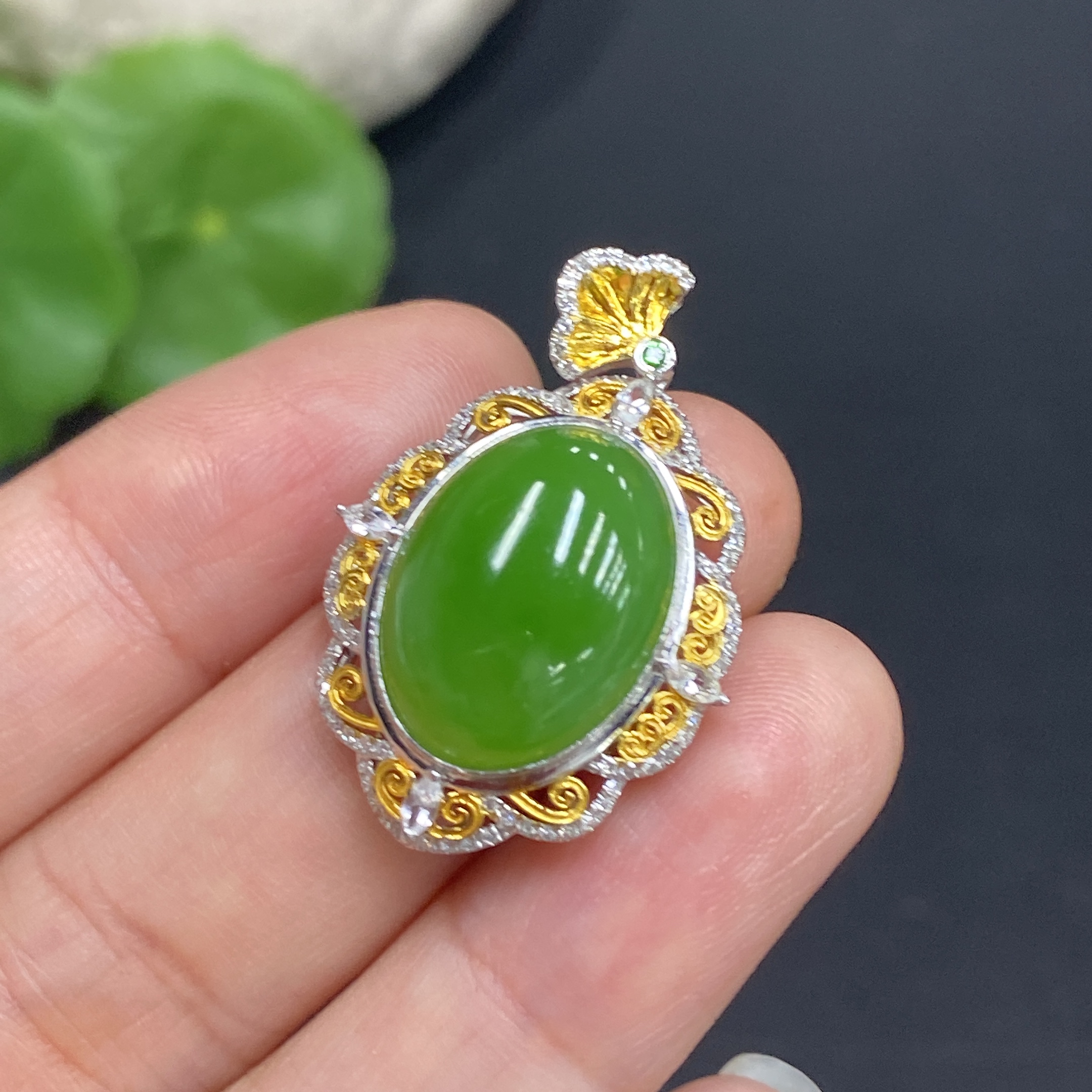 H34985653 Hetian Jade Jasper Cabochon Pendant in 18K Gold, Total Weight Approx. 3.9g, Accented with Colorless Round Diamonds
