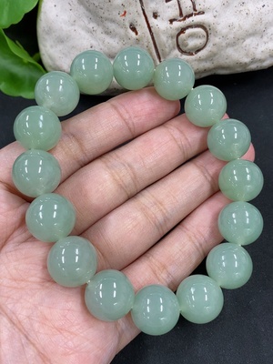 F46525686 翡翠手串 卡13.4mm左右 货品总约重66.12g