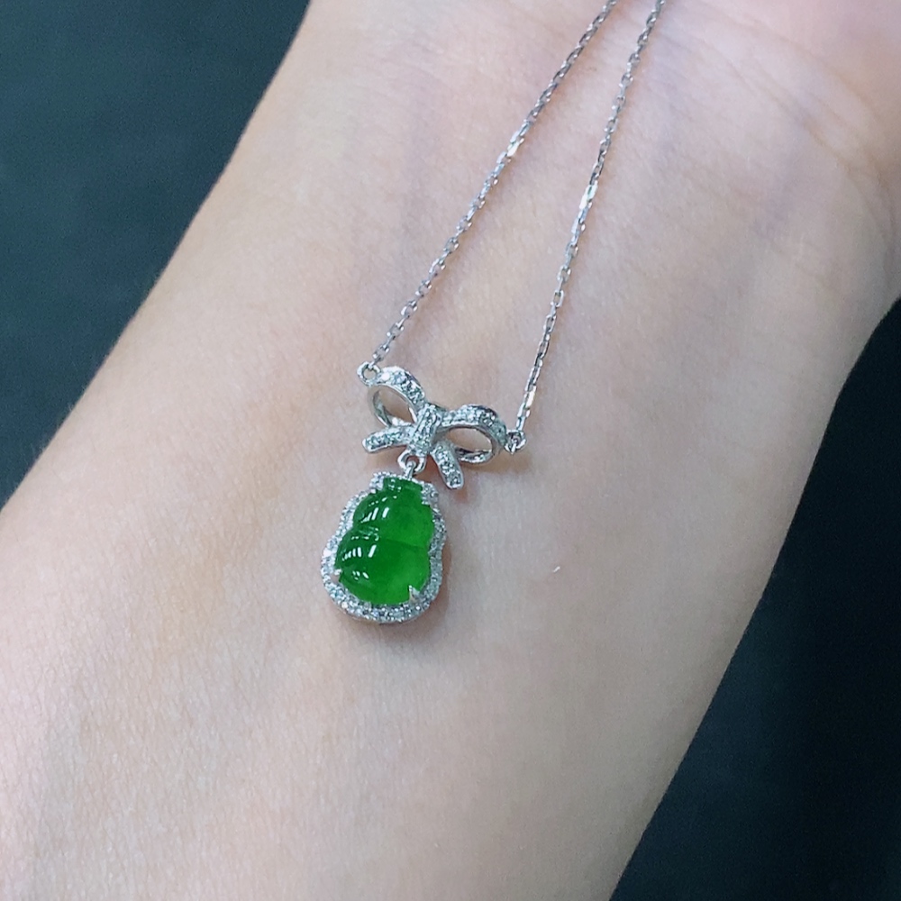 F20265638 Jadeite Gourd Pendant with 18K Gold Setting, Total Weight Approximately 2.4g