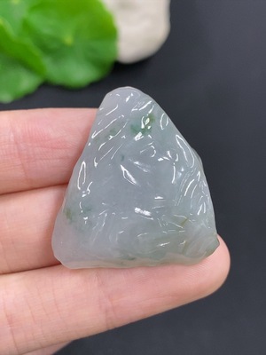 F42968269 翡翠随形挂件 货品总重量约18.5克