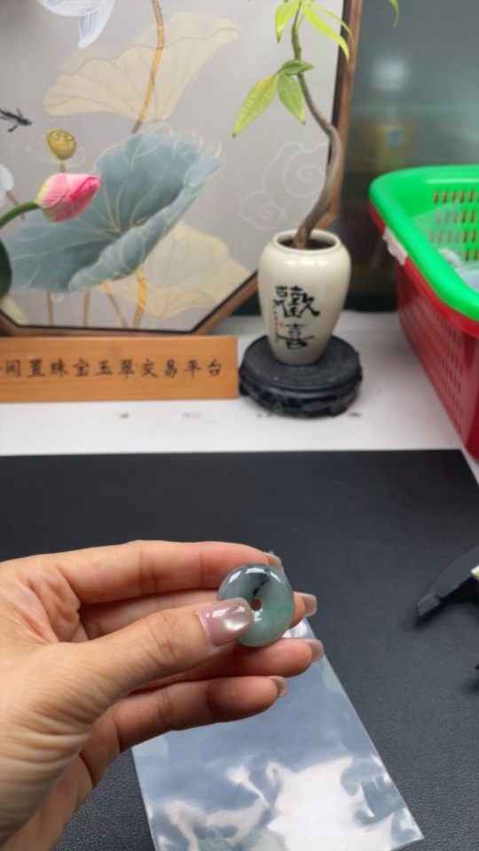 F34068308 Jadeite Safety Buckle Pendant, Total Weight Approximately 8.2g