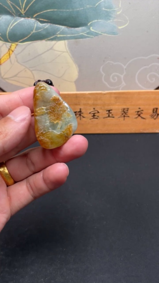 F32757857 Jadeitelandscape pendant, total weight approx. 23.3g (including rope weight), color origin undetermined